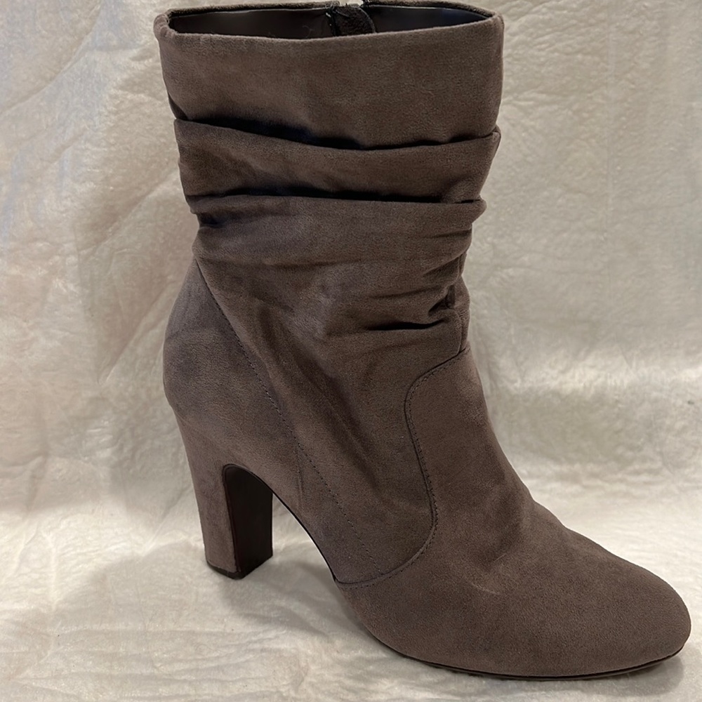 Kelly & Katie heeled boot in Size 9.